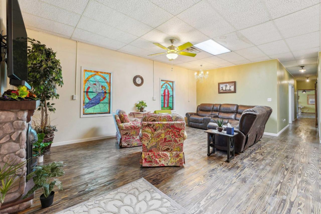 Old Church Retreat With Fire Pit And Air Hockey! Omaha Exterior photo